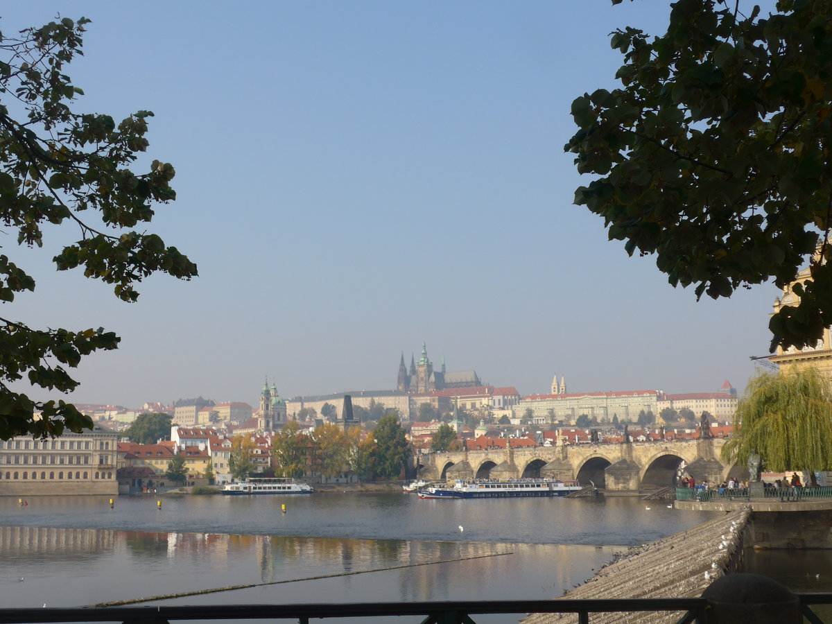 (198'400) - Prager Burg und Karlsbr�cke an der Moldau am 18. Oktober 2018 in Praha