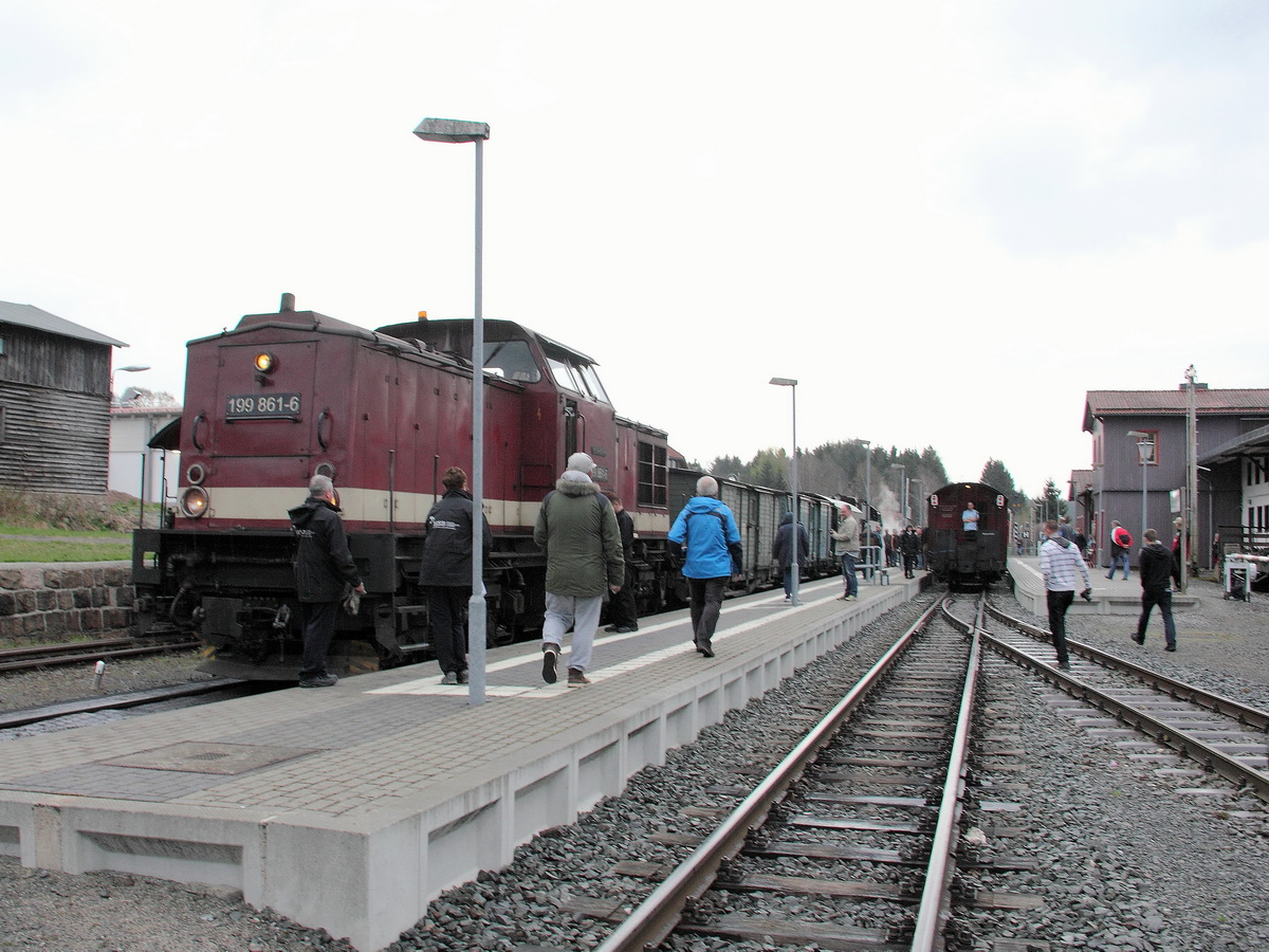 199 861-6 mit dem Hilfszug aus Wernigerode zwecks abschleppen der 99 7245-6 am 25. April 2015 in Benneckenstein 