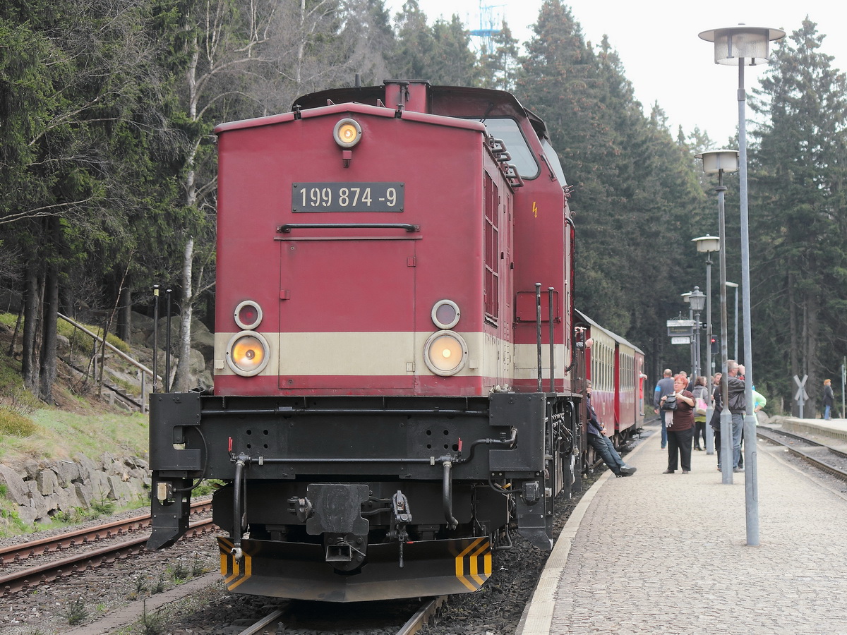 199 874-9 steht am 25. April 2015 im Bahnhof Schierke wartend am Gleis 2. 


