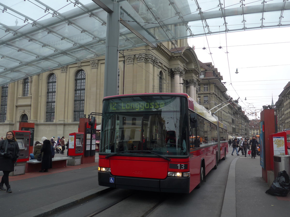 (199'124) - Bernmobil, Bern - Nr. 13 - NAW/Hess Gelenktrolleybus am 29. Oktober 2018 beim Bahnhof Bern