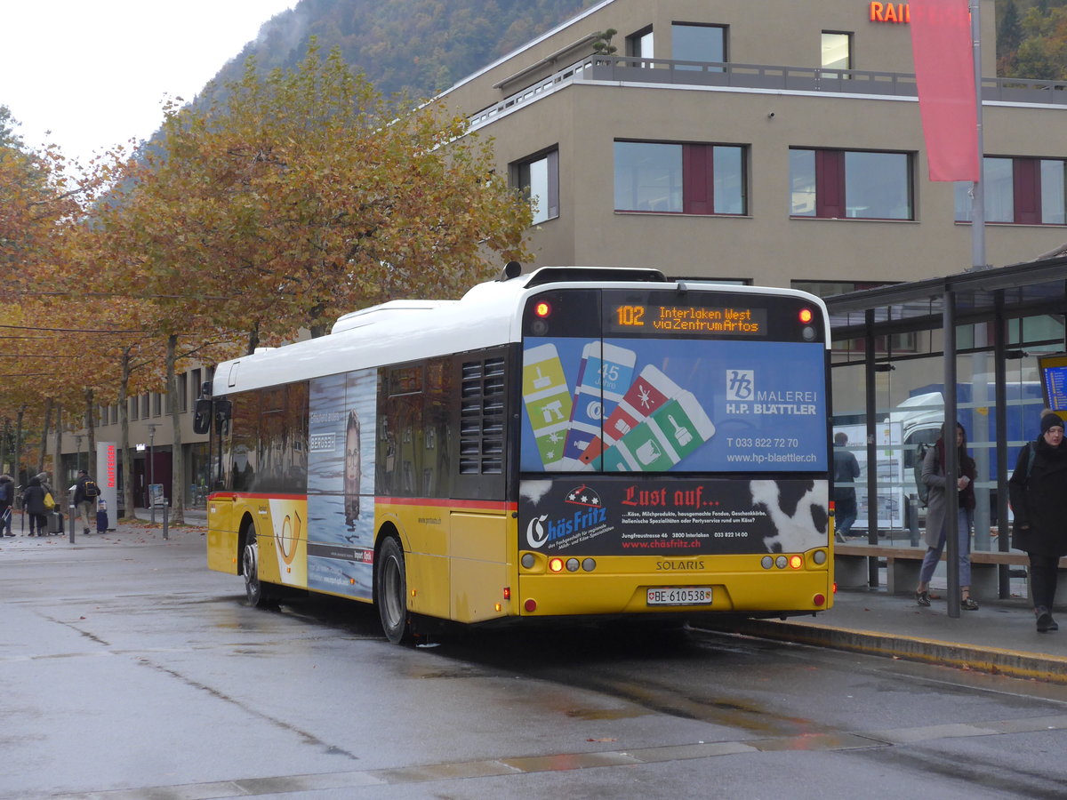 (199'168) - PostAuto Bern - BE 610'538 - Solaris am 29. Oktober 2018 beim Bahnhof Interlaken Ost