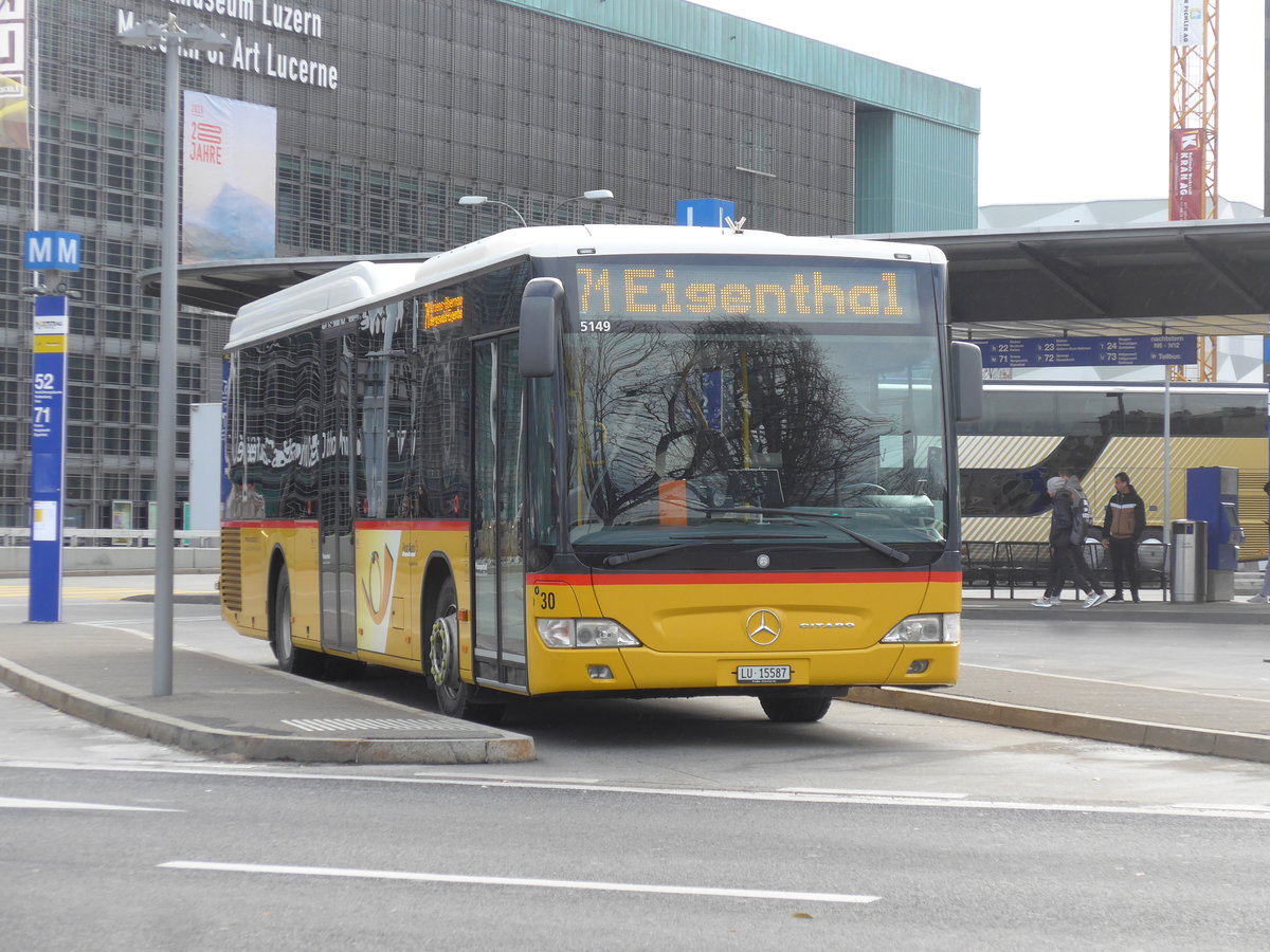 (199'830) - Bucheli, Kriens - Nr. 30/LU 15'587 - Mercedes am 8. Dezember 2018 beim Bahnhof Luzern