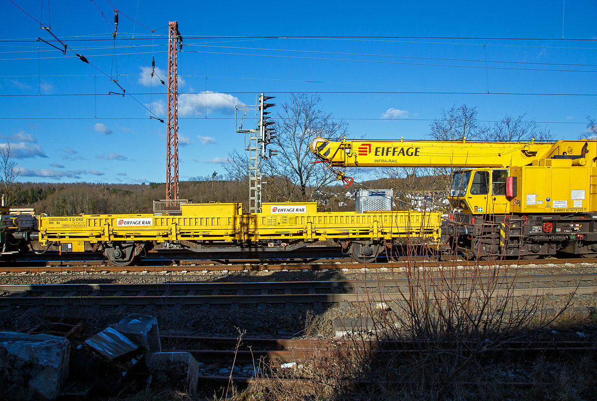 2-achsiger Flachwagen mit klappbaren Seitenborden und Rungen, der Eiffage Infra-Rail, 23 80 3300 045-2 D-ERD, der Gattung Ks, hier als Schutzwagen zum GOTTWALD Gleisbauschienenkran GS 20.08 T, am 27.02.2021 bei einer Zugdurchfahrt in Rudersdorf (Kr. Siegen) in Richtung Siegen. Dahinter der GOTTWALD Gleisbauschienenkran GS 20.08 T, Schweres Nebenfahrzeug Nr. 99 80 9419 035-7 D-ERD.

TECHNISCHE DATEN: 
Spurweite: 1.435 mm
Länge über Puffer:  13.860 mm
Achsabstand:  8.000 mm
Länge der Ladefläche:  12.600 mm 
Ladefläche: 34,6 m²
Höchstgeschwindigkeit:  beladen 100 km/h / leer 120 km/h
Eigengewicht:  13.000 kg
Maximale Ladegewicht:  27,0 t (ab Streckenklasse C)
Kleinster bef. Gleisbogenradius:  35 m
Bremse: KE-GP
Intern. Verwendungsfähigkeit: RIV
