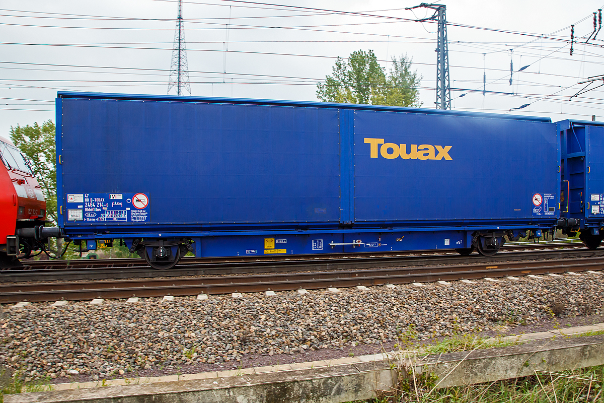 2-achsiger Grorumiger Schiebeplanenwagen 47 80 2464 214-0 D-TOUAX der Gattung Hbbi(ll)ns der Touax Rail Ltd am 06.05.2017 bei einer Zugfahrt in Magdeburg Neustadt.

Technische Daten:
Hersteller:  Greenbrier Europe
Spurweite: 1.435 mm
Anzahl der Achsen: 2
Lnge ber Puffer: 15.895 mm
Ladelnge: 14.635 mm
Lnge ber Kopfstck: 14.655 mm
Ladebreite zwischen Schiebewnden:  2.620 mm
Ladeflche: 38,3 m
Achsabstand: 10.000 mm
Fubodenhhe von SOK:  1.200 mm
Min. befahrbarer Kurvenradius:  R= 60 m
Eigengewicht: 16,1 t
Max. Ladegewicht: 29,9 t
Maximale Radsatzlast: 22,5 t
Schiebewandffnung: 2 x 7.138 mm
Hchstgeschwindigkeit: 100 km/h (beladen) / 120 Km/h (leer)
