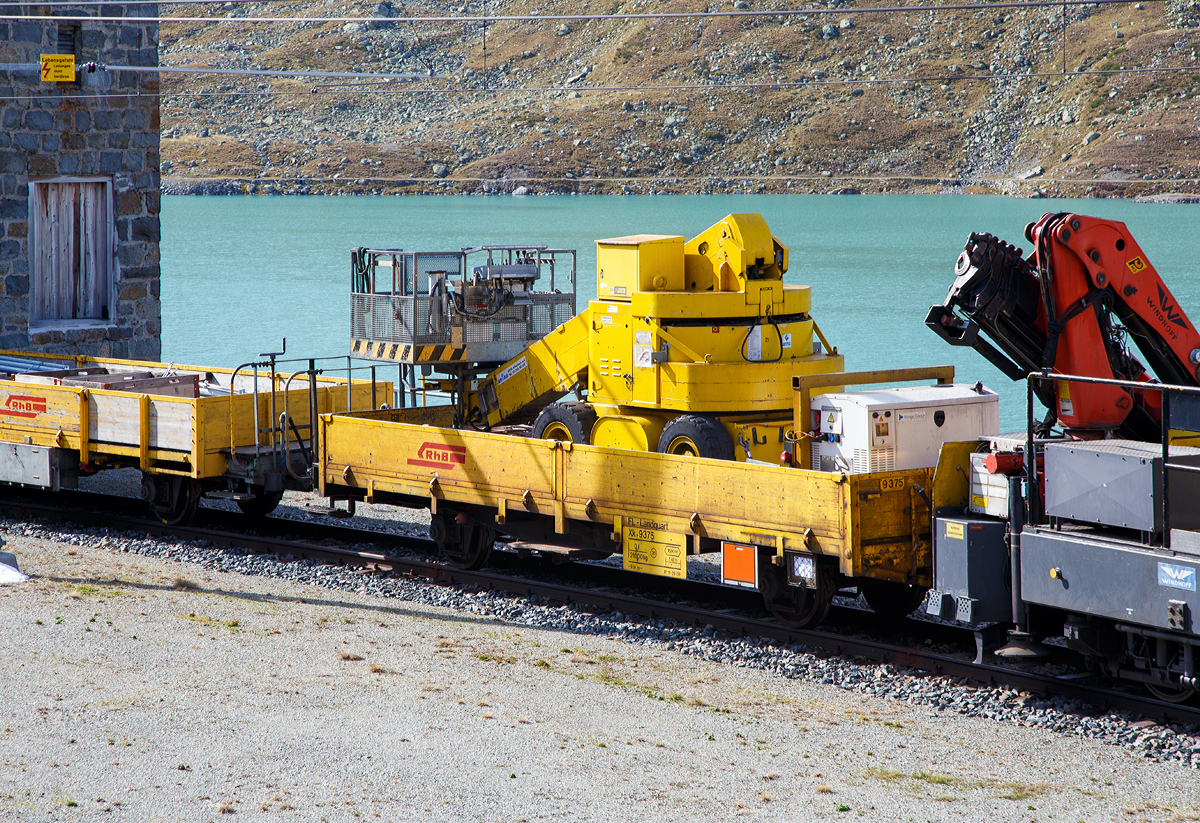 
2-achsiger RhB Xk 9333 Transportwagen mit Arbeitsbühne (Giraffe 3) des Fahrleitungsunterhaltes (FL Landquart) am 13.09.2017, auf dem höchsten Punkt der Berninabahn (2.256 m ü. M.), beim Bahnhof Ospizio Bernina (Bernina Hospiz) abgestellt. 

TECHNISCHE DATEN: 
Spurweite: 1.000 mm 
Anzahl der Achsen: 2 
Länge über Puffer: 9.140 mm 
Ladelänge: 7.480 mm 
Fahrzeuggewicht; 6,10t 
Ladegewicht: 12,50t zulässige 
Geschwindigkeit: 70 km/h
