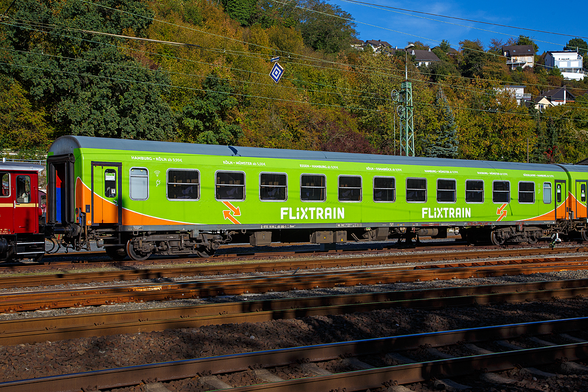 
2. Klasse Abteil-Reisezugwagen ein Halberstädter Schnellzugwagen der Gattung Bom 024, 56 80 21-80 080-6 D-BTEX der BTE BahnTouristikExpress GmbH, für den FlixTrain (die BTE stellt das Rollmaterial für den FlixTrain, wie zuvor auch schon für den HKX Hamburg-Köln-Express), abgestellt am 29.09.2018 in Linz am Rhein. 

Das „o“ in der Gattungsbezeichnung steht für Wagen ohne Klimaanlage und mit weniger als zwölf Abteilen.

Bei dem Wagen handelt es sich um einen ehemaligen UIC-Z-Wagen der DR, welche eine Serie von Personenwagen der Deutschen Reichsbahn in der DDR bezeichnet, die überwiegend im Raw Halberstadt, aber auch im VEB Waggonbau Bautzen hergestellt wurde. Diese Wagen wurden je nach dem Herstellerort als „Halberstädter“ bzw. „Bautzener“ Wagen bekannt.

TECHNISCHE DATEN:
Hersteller:  Raw Halberstadt
Länge über Puffer: 26.400 mm
Wagenkastenlänge: 26.100 mm
Wagenkastenbreite: 2.825 mm
Höhe über Schienenoberkante: 4.050 mm
Drehzapfenabstand: 19.000 mm
Achsstand im Drehgestell: 2.600 mm
Drehgestellbauart: GP 200
Leergewicht: 37 t
Höchstgeschwindigkeit: 160 km/h
Sitzplätze (in der ersten Klasse):  66
Abteile: 11
Toiletten: 2