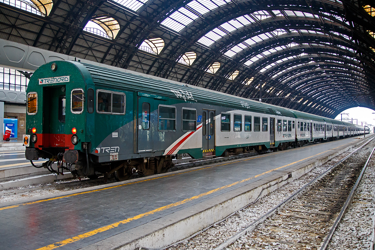 2. Klasse Reisezug- MDVC-Steuerwagen mit Gepäckabteil (MDVC steht für Medie Distanze Vestiboli Centrali, deutsch für Mittlere Entfernungen in Ballungsräumen) 50 83 82-86 836-4 I-TI der Trenitalia, der Gattung npBH und Bauart APR ( Hasenkasten -Steuerwagen) am 14.09.2017 im Bahnhof Mailand Zentral (Milano Centale)

Die den Wagen handelt es sich um in Italien hergestellte Eisenbahnwaggons die speziell für den Einsatz für mittlere Entfernungen wie z.B. RE (Regionalexpress Züge).

TECHNISCHE DATEN: 
Spurweite: 1.435 mm
Länge über Puffer:  26.400 mm
Breite: 2.825 mm
Höhe: 3.965 mm
Drehzapfenabstand: 19.000 mm
Achsstand im Drehgestell:  2.400 mm
Laufraddurchmesser : 860 mm (neu)
Fußbodenhöhe: 1090 mm
Eigengewicht: 39 t
Sitzplätze: 60 (2. Klasse) 
Zuladegewicht: 5 t
Höchstgeschwindigkeit:  160 km/h
Bremsbauart:  Freno WU-R

