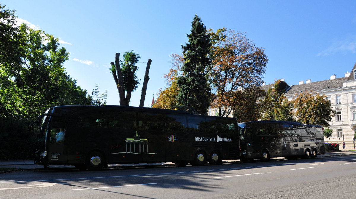 2 Mercedes Travego von Hffmann Reisen aus der BRD in Krems gesehen.