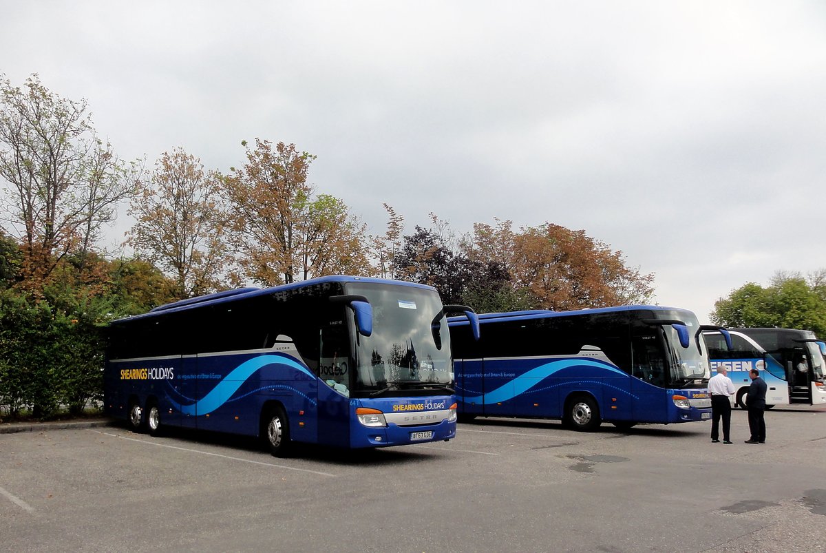 2 Setra 416 GT-HD von Shearing Holidays aus GB in Krems gesehen.