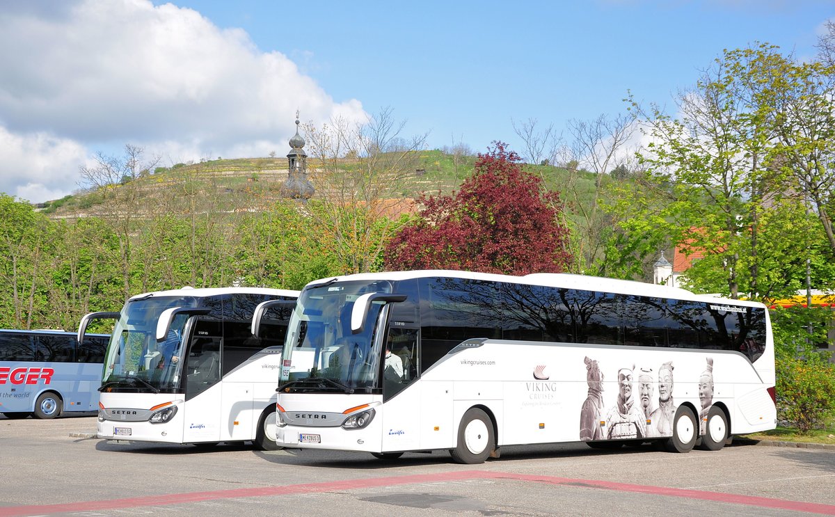 2 Setra 517 HD von Zwlfer Reisen aus Niedersterreich in Krems gesehen.