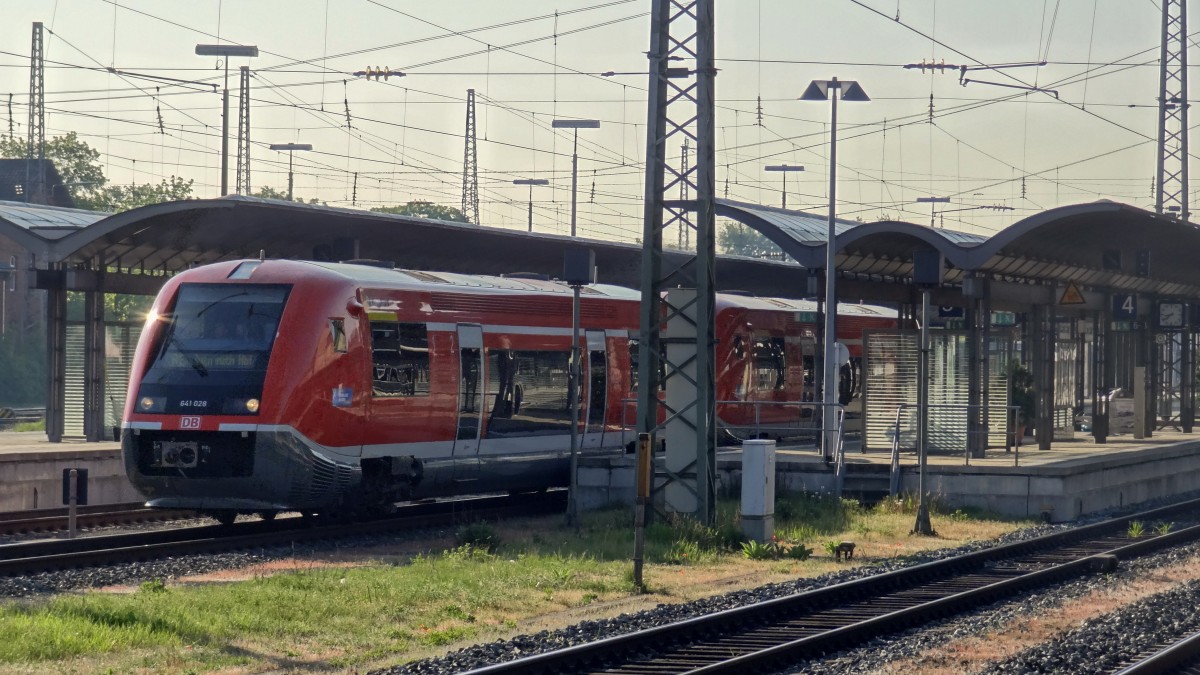 2 Triebwagen der Baureihe 641 verlassen soeben den Bamberger Bahnhof um nach Hof / Bayreuth zu fahren.
Aufgenommen im April 2014.