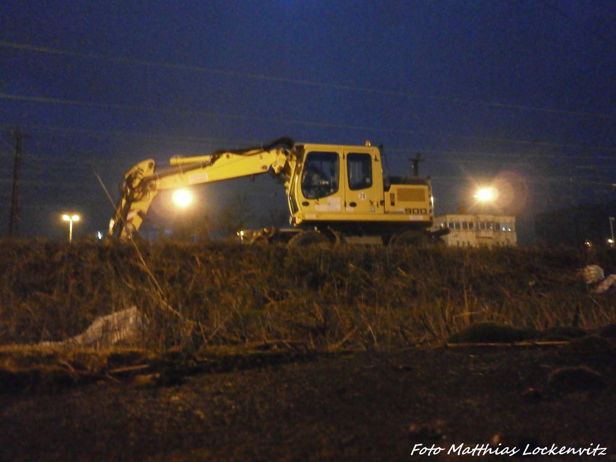 2-Wege Bagger der Strabag abgestellt am Hallenser Hbf am 4.1.15