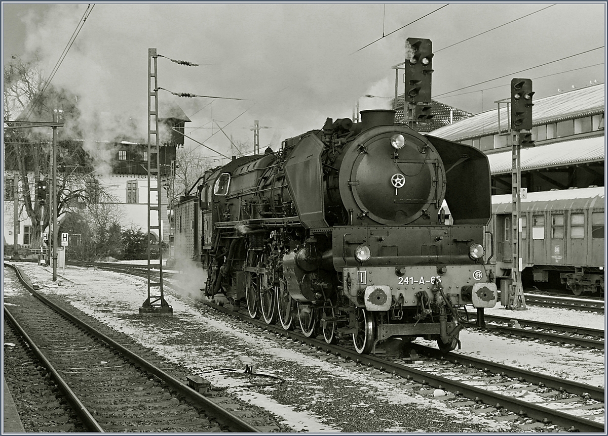 200 Tonnen Stahl und Eisen, wohlgeformt in vollenterter Harmonie zur SNCF 241-A-65!
Konstanz, den 9. Dez. 2017 
