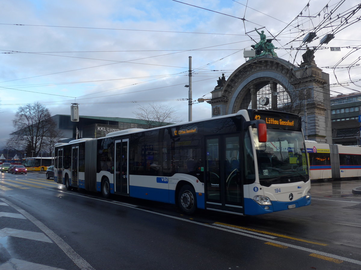 (200'144) - VBL Luzern - Nr. 194/LU 15'009 - Mercedes am 24. Dezember 2018 beim Bahnhof Luzern