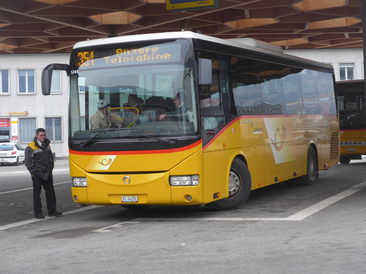 (200'377) - Buchard, Leytron - VS 84'258 - Irisbus am 30. Dezember 2018 beim Bahnhof Sion