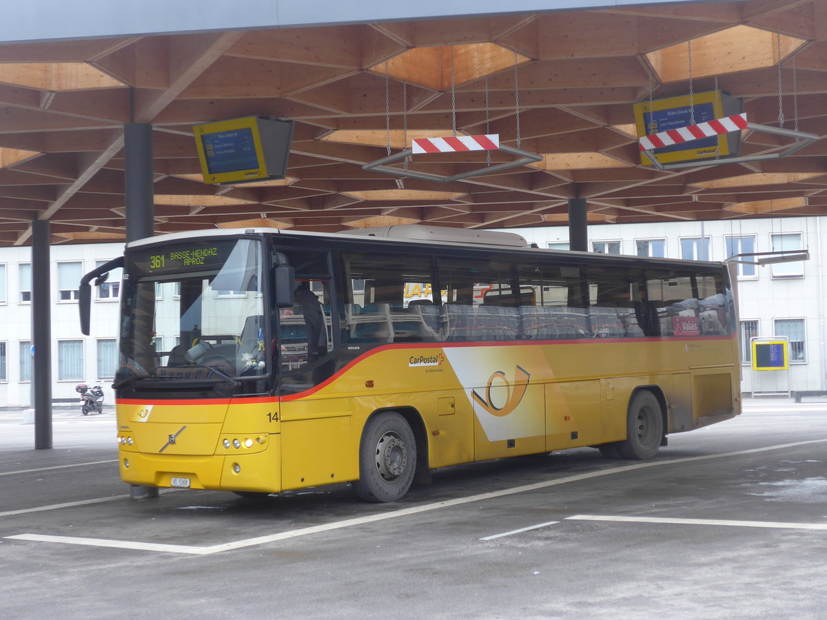 (200'378) - Lathion, Sion - Nr. 14/VS 5368 - Volvo am 30. Dezember 2018 beim Bahnhof Sion