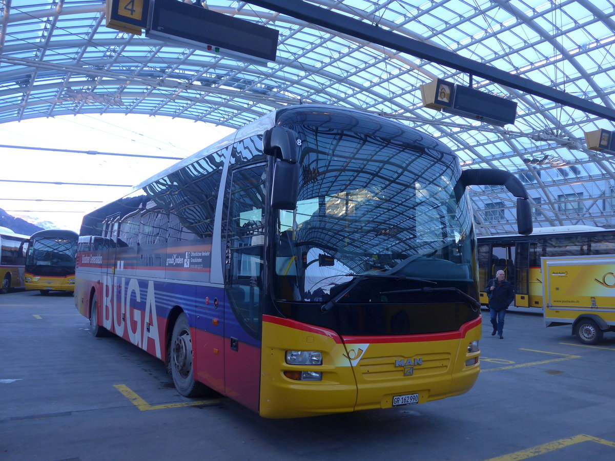 (200'557) - PostAuto Graubnden - GR 162'990 - MAN am 26. Dezember 2018 in Chur, Postautostation