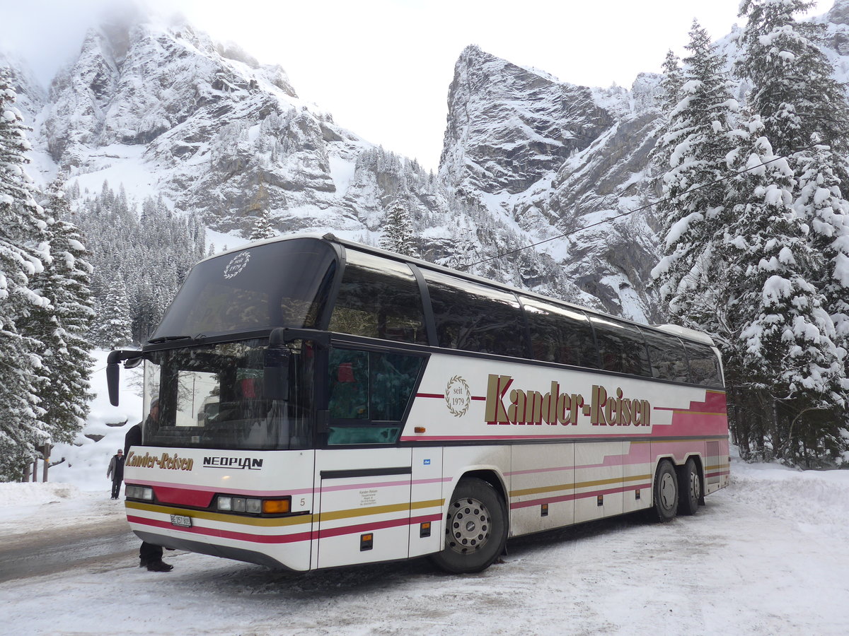 (200'952) - Kander-Reisen, Frutigen - Nr. 5/BE 257'805 - Neoplan am 12. Januar 2019 in Adelboden, Unter dem Birg