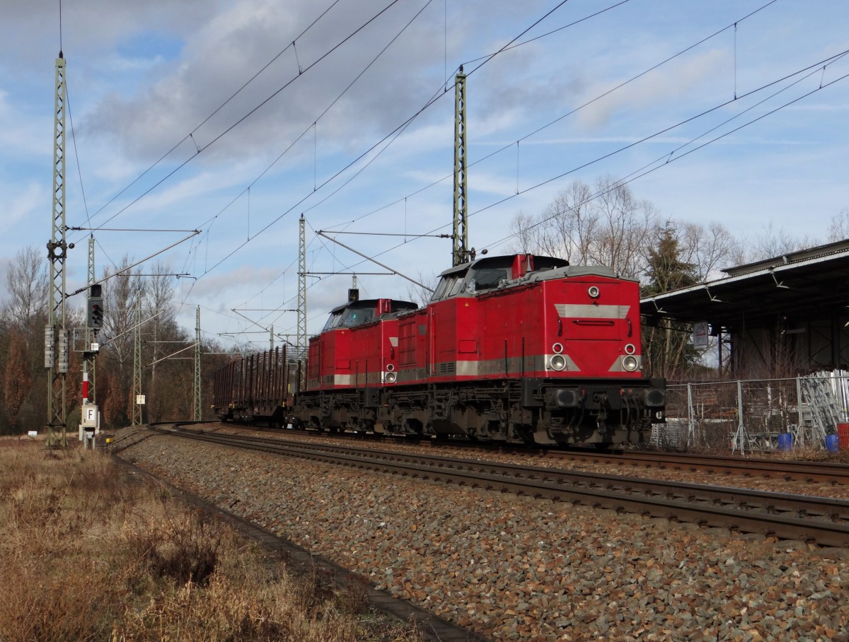 201 001 der EBS fuhr am 17.02.14 mit einem Holzzug in Saalfeld/Saale ein. Schubloks waren zwei V100 (202) der EBS. 