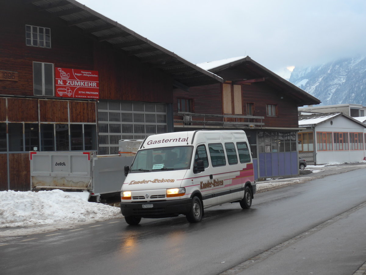 (201'002) - Kander-Reisen, Frutigen - Nr. 10/BE 523'977 - Renault am 12. Januar 2019 beim Bahnhof Frutigen