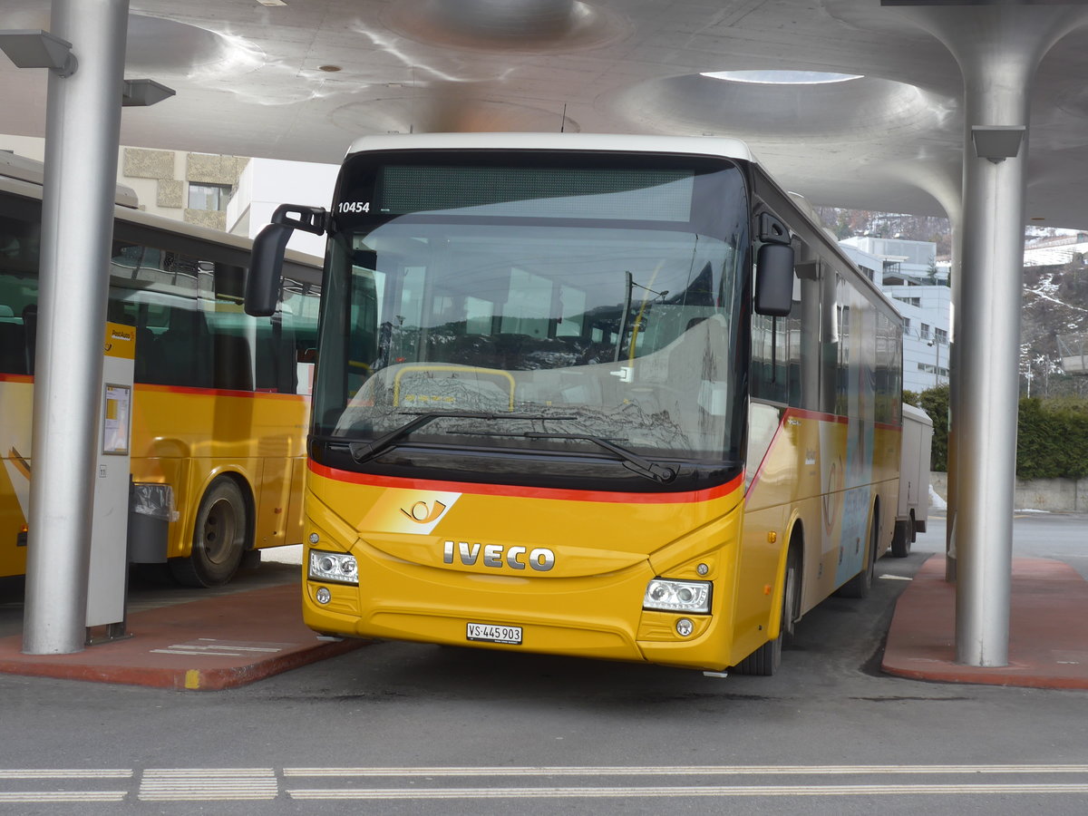 (201'318) - PostAuto Wallis - VS 445'903 - Iveco am 27. Januar 2019 beim Bahnhof Visp