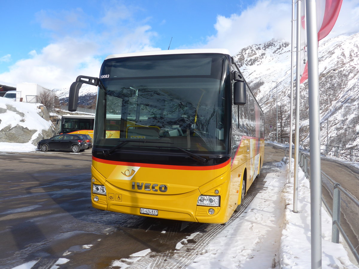 (201'322) - PostAuto Wallis - VS 424'837 - Iveco am 27. Januar 2019 in Saas-Fee, Busterminal