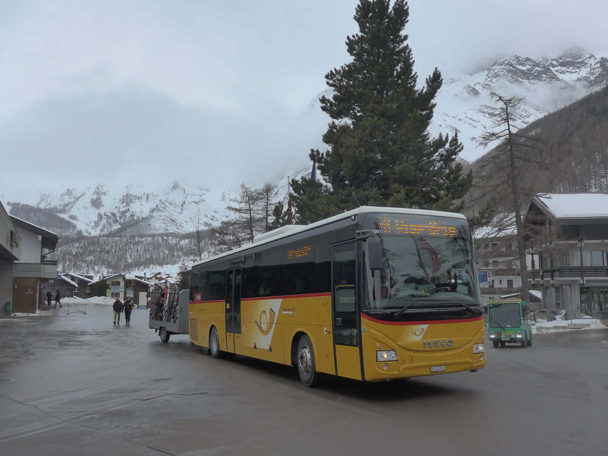 (201'351) - PostAuto Wallis - VS 424'842 - Iveco am 27. Januar 2019 in Saas-Fee, Busterminal