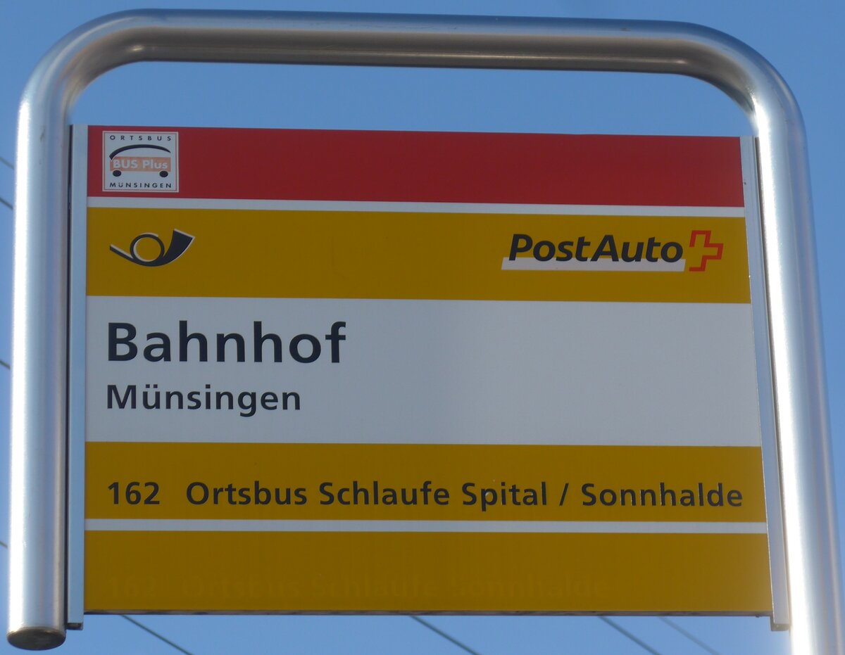 (201'472) - PostAuto/BUS Plus-Haltestellenschild - Mnsingen, Bahnhof - am 4. Februar 2019