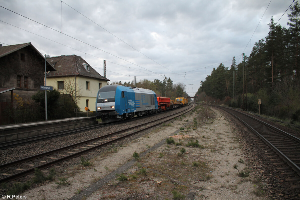 2016 903-4 mit einem kurzen Bauzug in Ochenbruck. 31.03.24