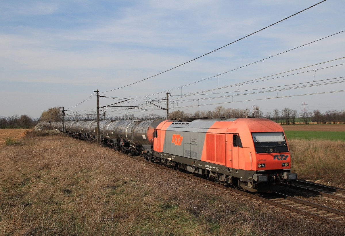 2016 905 mit einem Kesselwagenzug am 21. Mrz 2014 bei Grammatneusiedl.