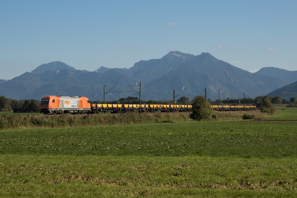 2016 906 mit einem Bauzug am 1. Oktober 2015 bei Bernau am Chiemsee.