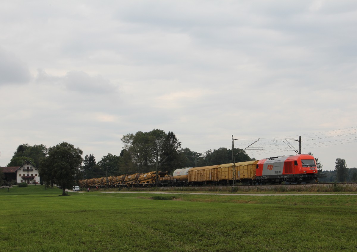 2016 908 mit einem Bauzug am 19. September 2015 bei bersee am Chiemsee.