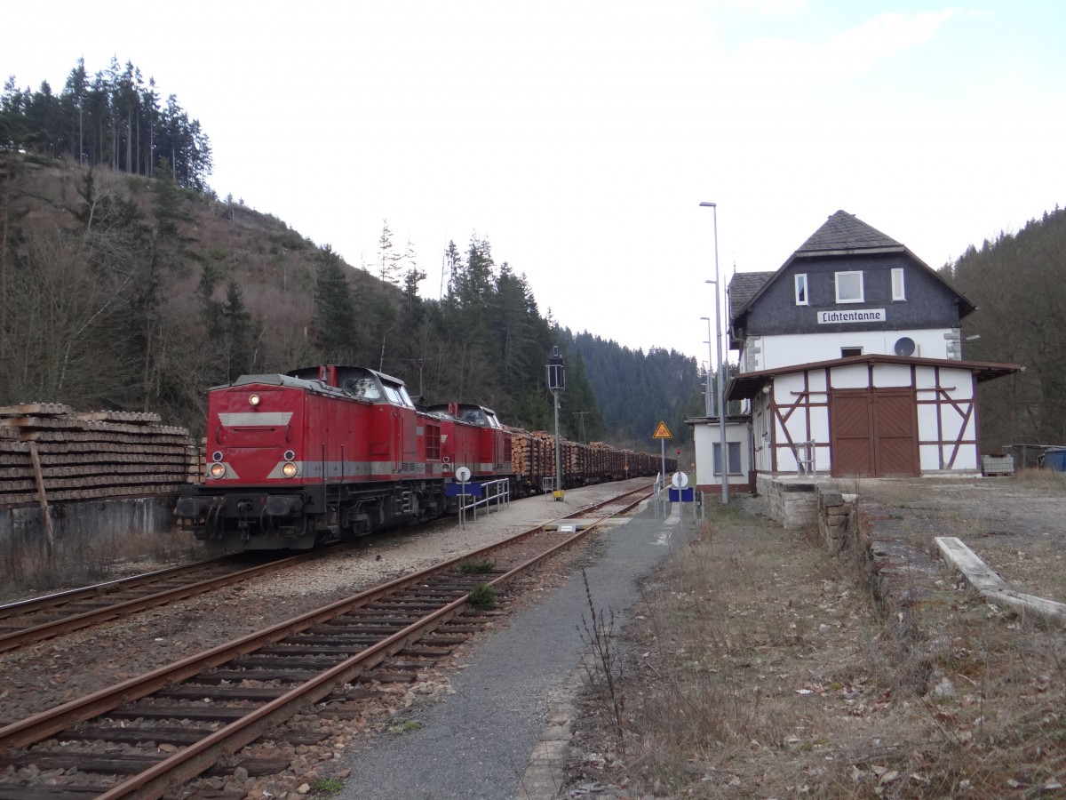 202 597-1, 202 738-1 und Schublok 202 240-8 waren am 24.03.14 mit einem Holzzug von Saalfeld nach Friesau unterwegs. Hier zusehen in bei der Durchfahrt in Lichtentanne/Th�r. 