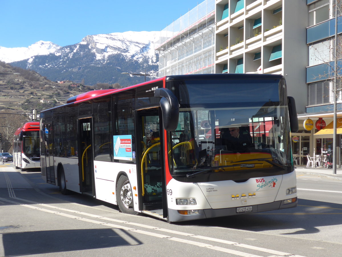 (202'416) - PostAuto Wallis - Nr. 69/VS 415'456 - MAN (ex Lathion, Sion Nr. 69) am 16. Mrz 2019 beim Bahnhof Sion