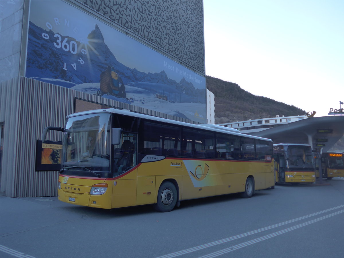 (202'430) - PostAuto Wallis - VS 403'661 - Setra am 16. Mrz 2019 beim Bahnhof Visp