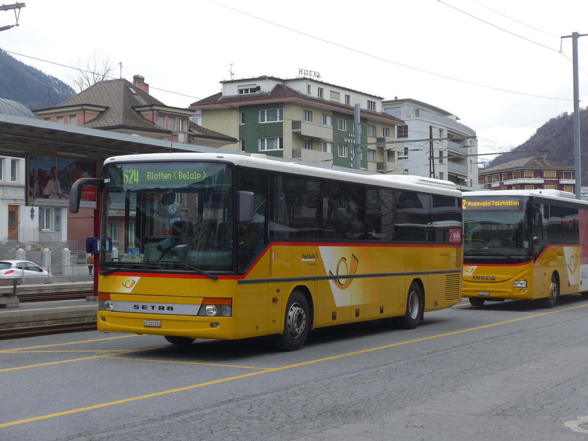 (202'472) - PostAuto Wallis - VS 241'974 - Setra am 17. Mrz 2019 beim Bahnhof Brig