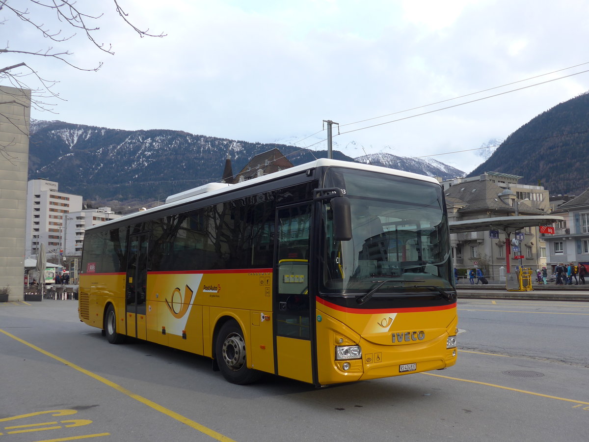 (202'475) - PostAuto Wallis - VS 424'837 - Iveco am 17. Mrz 2019 beim Bahnhof Brig