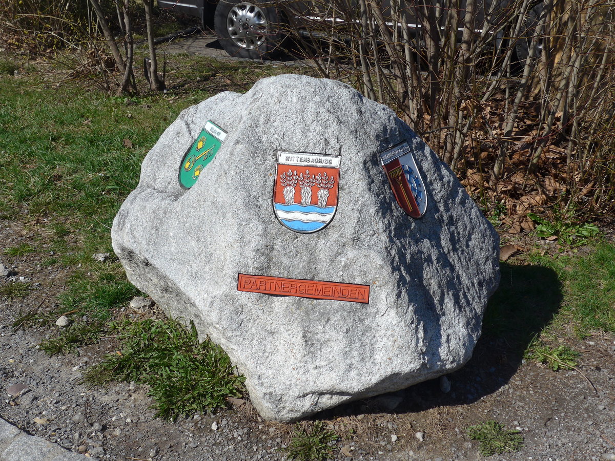 (202'711) - Stein mit den Wappen der Partnergemeinden von Wittenbach am 21. M�rz 2019 beim Bahnhof Wittenbach