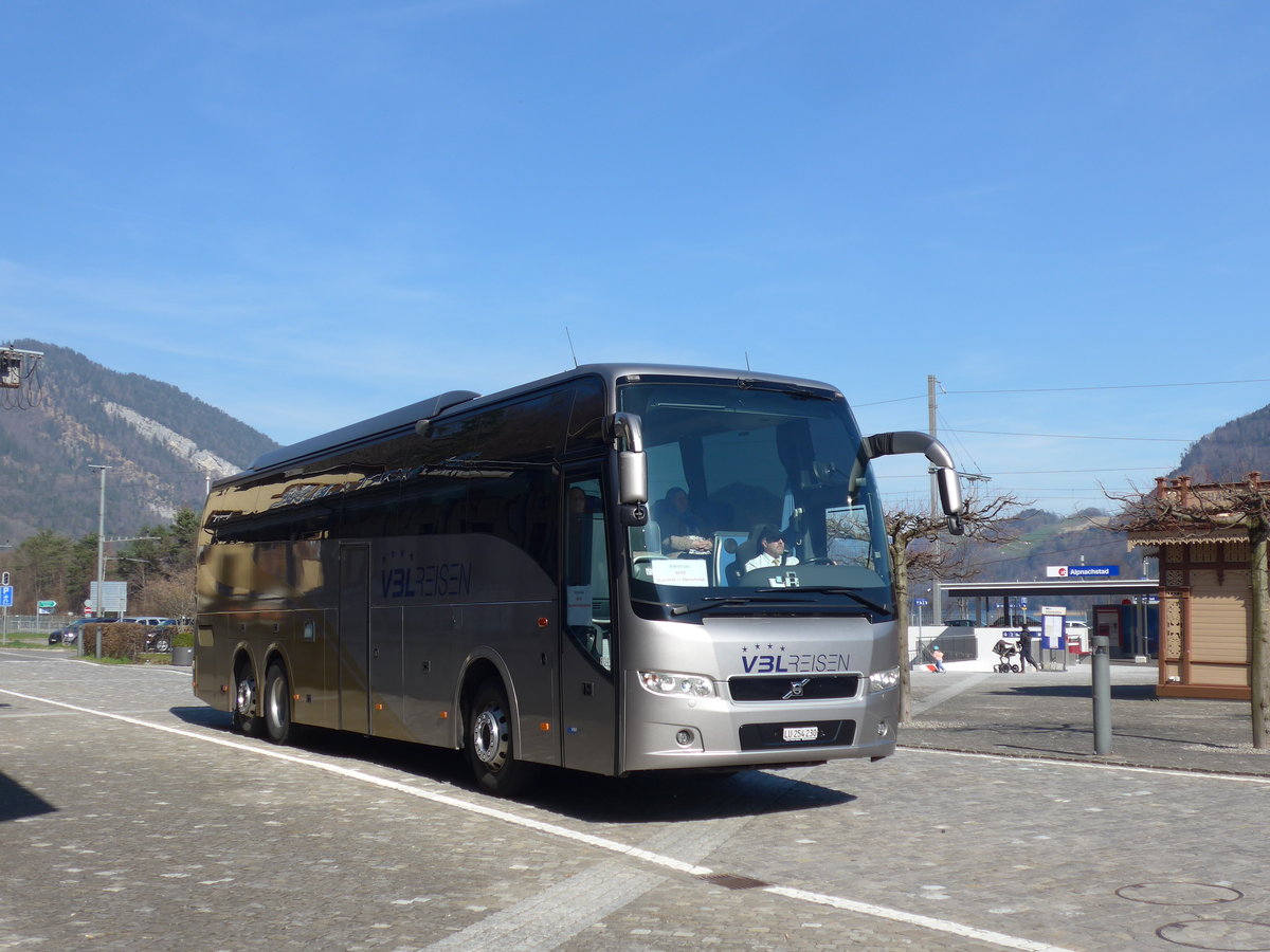 (202'866) - VBL Luzern - Nr. 804/LU 254'230 - Volvo am 22. Mrz 2019 beim Bahnhof Alpnachstad