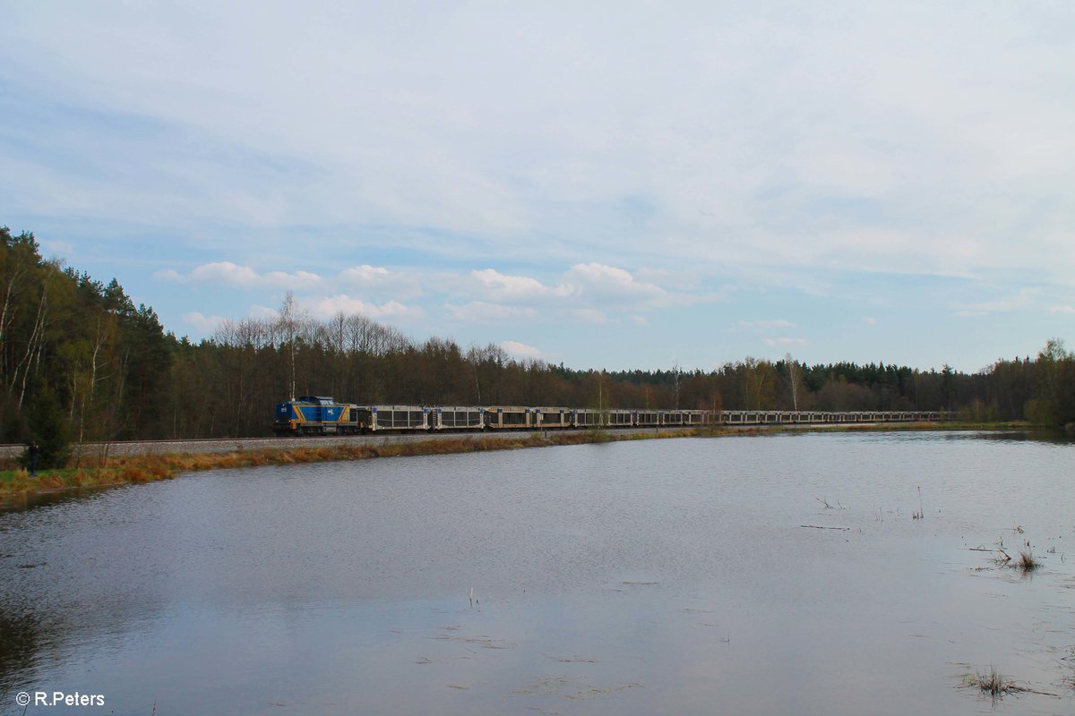 203 102 zieht ein leeren Autozug nach Cheb südlich von Wiesau. 10.04.17