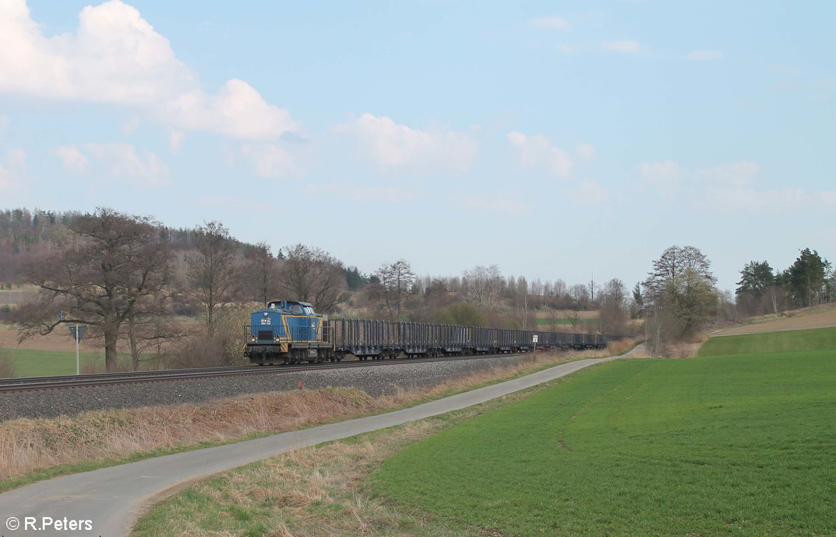 203 102 zieht den leeren Holzzug Deggendorf - Schirnding bei Lengenfeld. 01.04.17