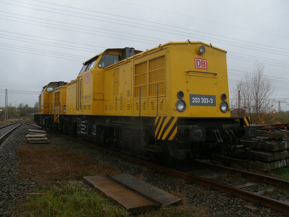 203 303 und die zweite 203:203 306,am 02.November 2013,im Stralsunder Bahnstromwerk.