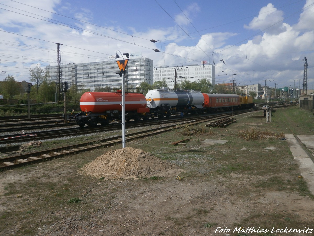 203 308 mit den DB Netz Notfalltechnikzug auf Schulungsfahrt beim verlassen des Hallenser Hbf am 26.4.15