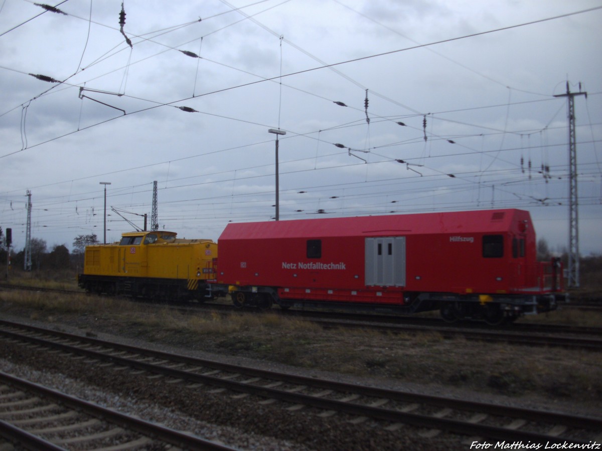 203 315-6 mit einem Notfalltechnikwagen bei einer Betriebspause im Bahnhof Angersdorf am 11.12.14