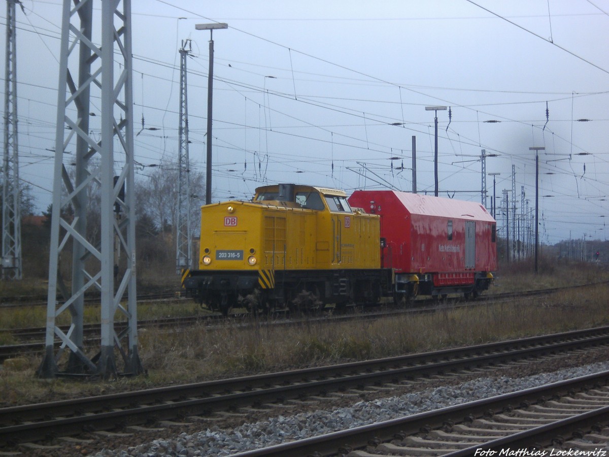 203 315-6 mit einem Notfalltechnikwagen bei einer Betriebspause im Bahnhof Angersdorf am 11.12.14