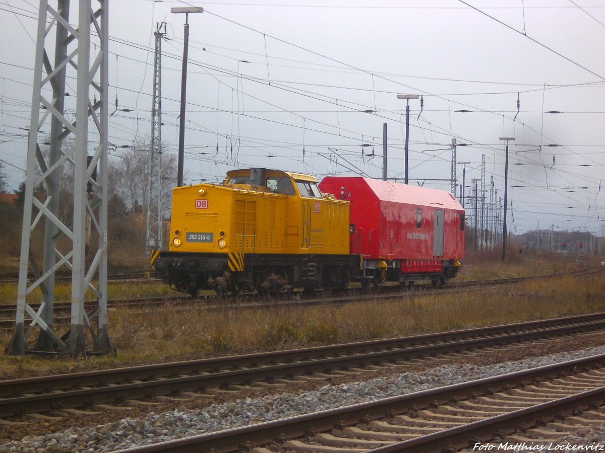 203 315-6 mit einem Notfalltechnikwagen bei einer Betriebspause im Bahnhof Angersdorf am 11.12.14