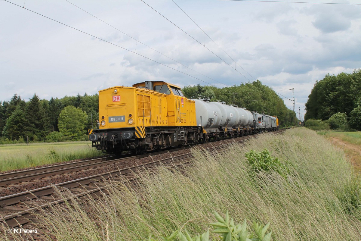 203 316-5 und 203 310-8 mit dem Unkrautvernichtungszug (Blümchentod) bei Bischofsheim. 30.05.15