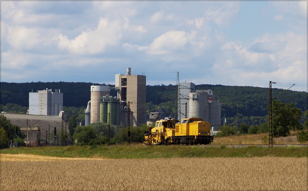 203 316 von DB Netz mit Schotterprofiliermaschine am 10.08.13 in Karlstadt