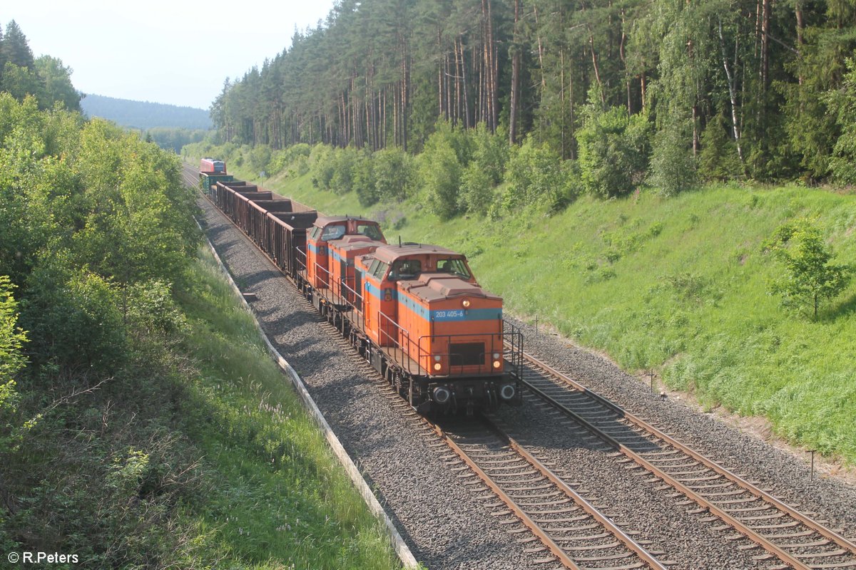 203 405 und eine Schwester Maschine ziehen ein kurzen Schrottzug Unterwellenborn/Könitz - Cheb bei Großwendern in Richtung Marktredwitz. 17.06.20