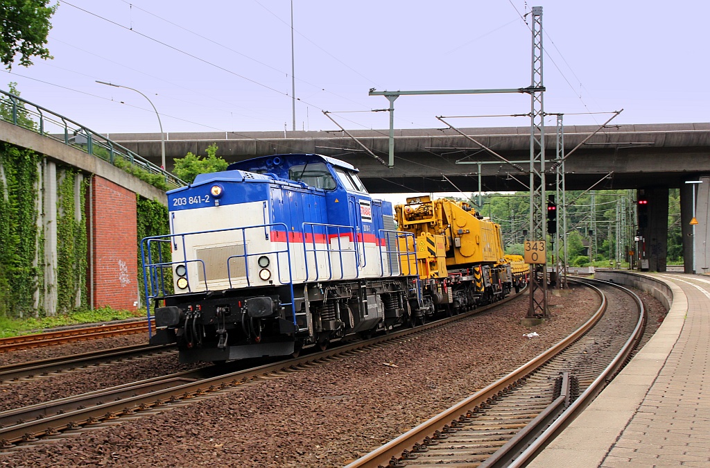 203 841-2 der Baufirma Strabag durchfährt hier HH-Harburg mit einem Kran am Haken. 09.06.12